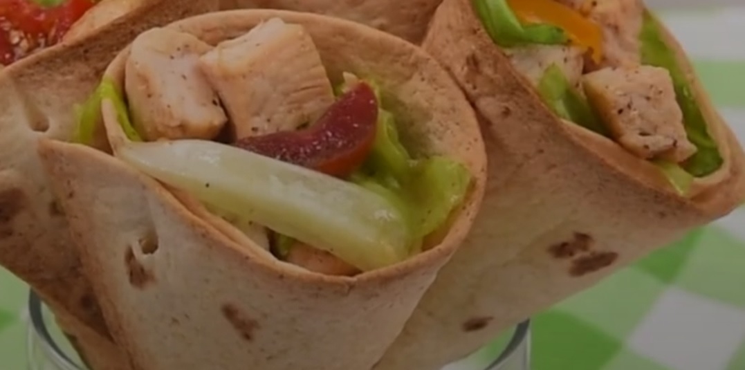 Coni di piadina con pollo e insalata