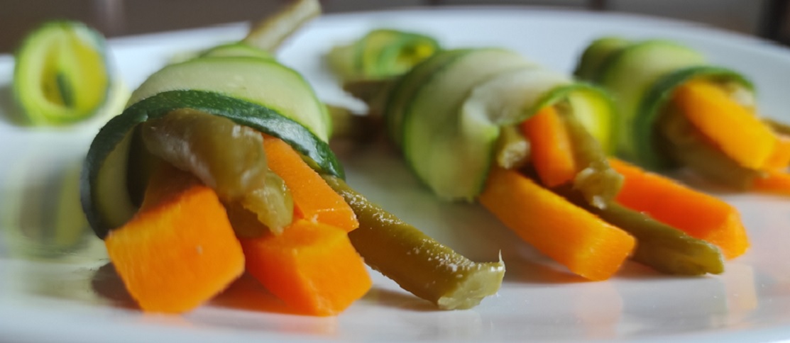Involtini di zucchine con fagiolini e carote